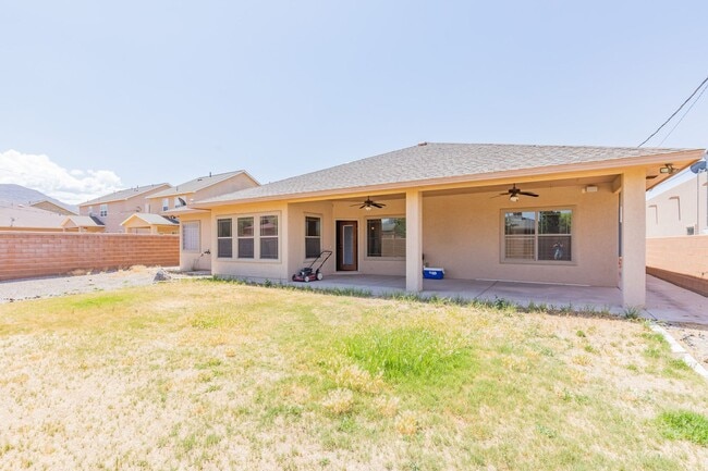 Building Photo - Beautiful Spacious 4 bedroom 2 bath House!