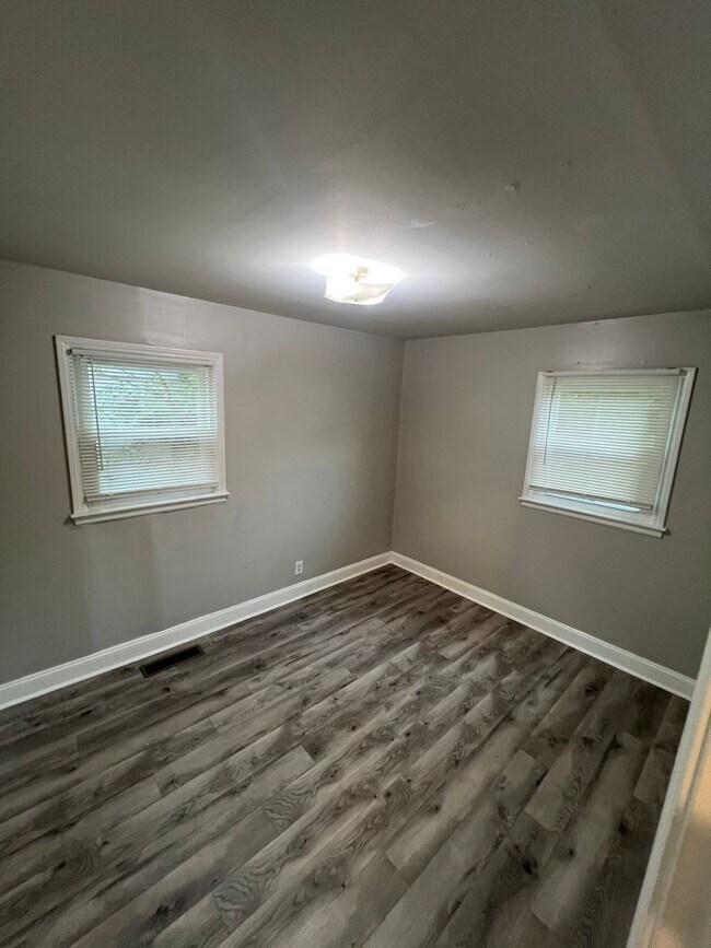 Building Photo - Beautiful 3 Bedroom 1 Bathroom Home