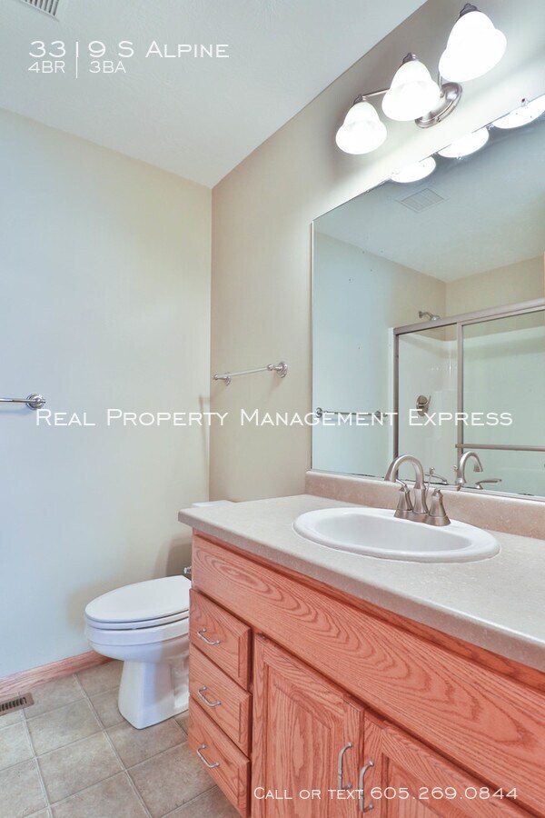 Building Photo - Perfect 4 bedroom 3 bathroom home 2200 sq ft!