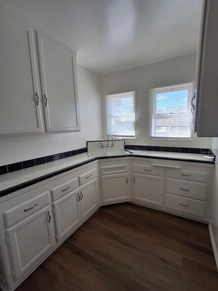 Building Photo - 724 S Old Ranch Rd