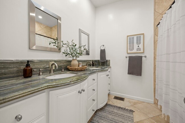 Building Photo - 701 Canada St