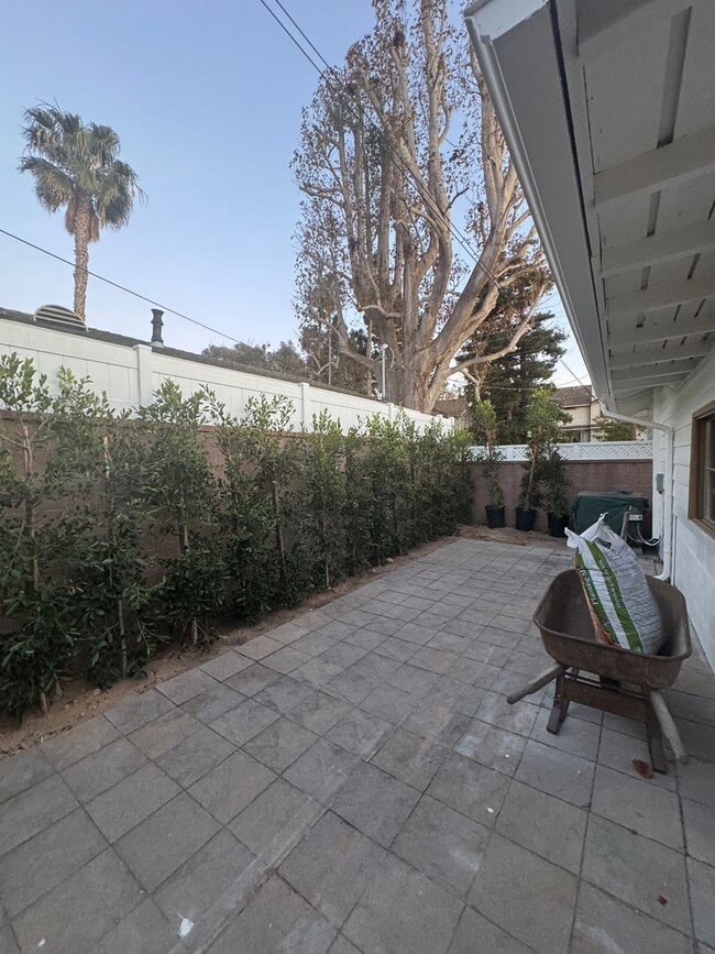 Building Photo - Adorable Open Plan  3BD 2BA Home in West Torrance With A/C