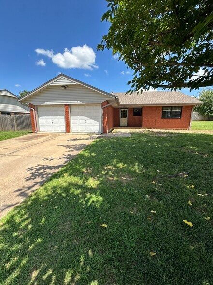 Building Photo - 108 S English Dr