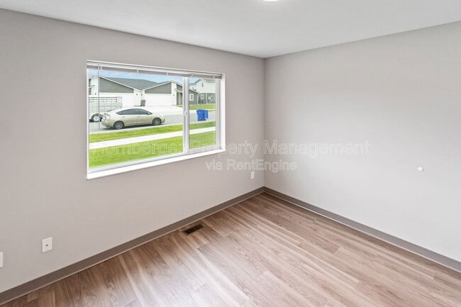 Building Photo - 1305 N Coach Dr