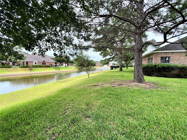 Building Photo - 10122 Meridian Lakes Dr