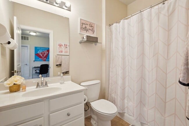 Building Photo - Stunning 2 bed 2.5 bath 2-story condo/townhome
