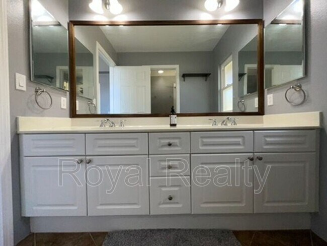 Building Photo - 87-2223-2223 Pakeke St