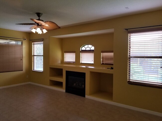Building Photo - Beautiful 4 bed 2 bath home in Villa Sol C...