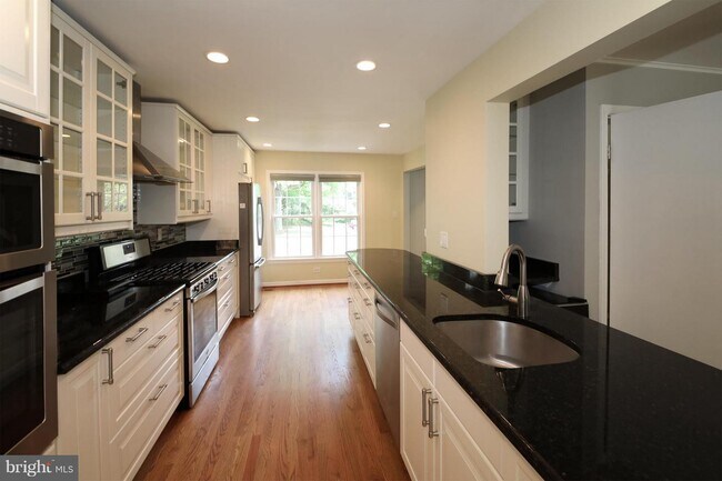 Building Photo - 1810 Golf View Ct