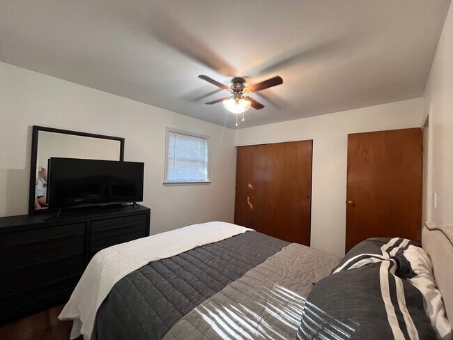 Building Photo - 5756 Kendon St