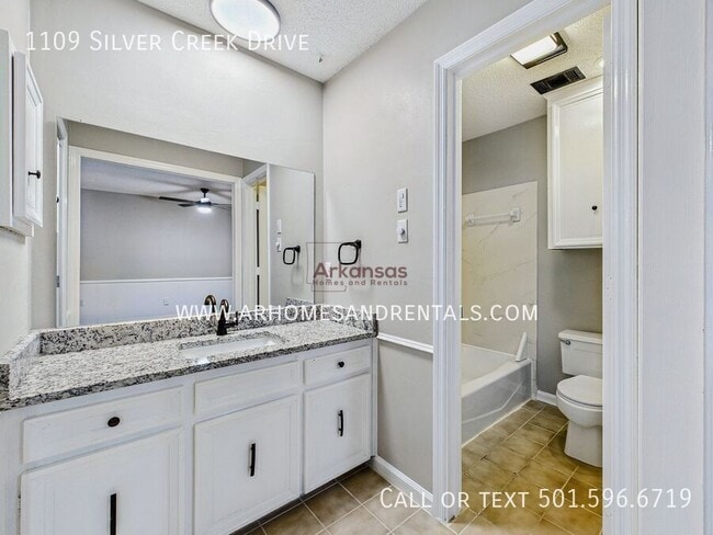 Building Photo - 1109 Silver Creek Dr