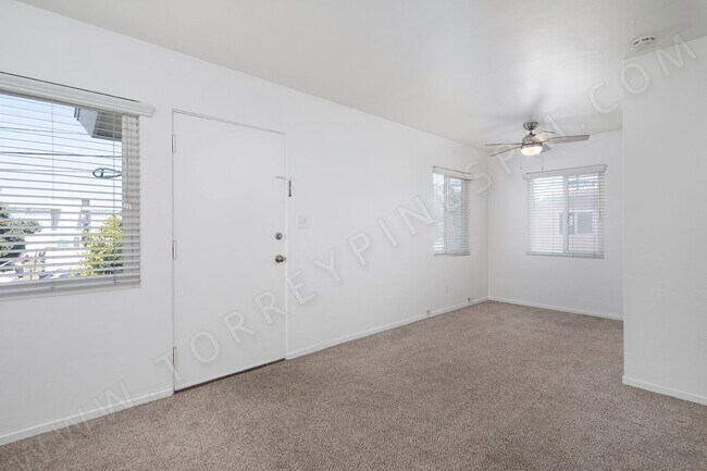 Building Photo - *OPEN HOUSE: 11/8 11:30AM-12:30PM* Upstair...