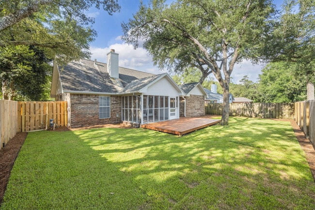 Building Photo - 305 Parkwood Pl