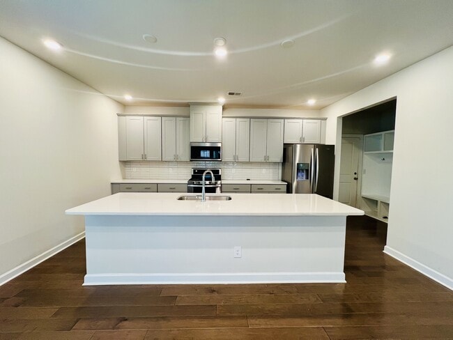 Building Photo - 3011 Lisburn St