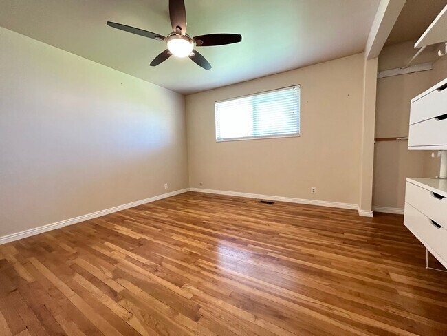 Building Photo - 5 Bedroom/2.5 Bathroom Home in West Valley...