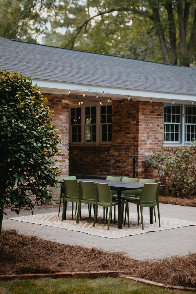 Building Photo - 946 Magnolia St SE