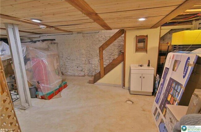 Building Photo - 325 N Eighth St