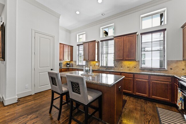 Building Photo - 1139 W 21st St