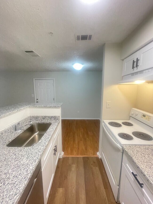 Building Photo - 1 Bed / 1 Bath Condo in Gated Comm. In Altamonte Springs, Available Now!!