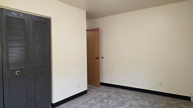 Building Photo - Spacious 2-Bedroom Townhouse w/ Water Incl...