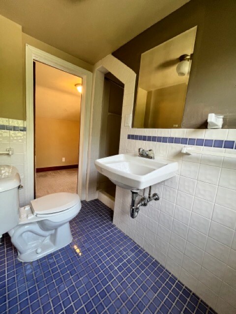 Upper level bathroom - 3948 N Downer Ave