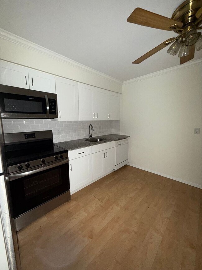 Building Photo - 22 Avon Dr