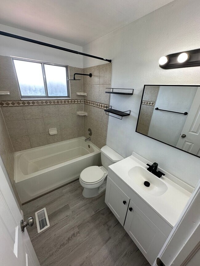 Building Photo - Beautiful 3 Bedroom Home for Rent on Chimayo