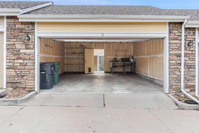 Building Photo - Evolve Real Estate: Beautiful 3 Bed / 2.5 ...
