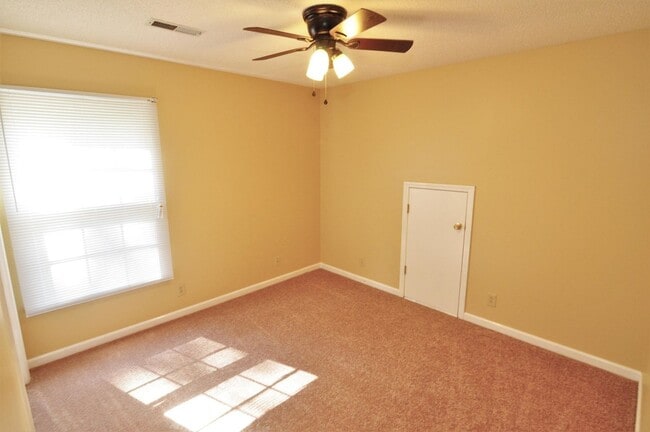 Building Photo - Sweet 3 bed 2.5 ba.  1 car garage in St B