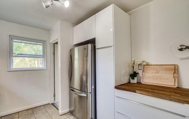 Building Photo - Beautiful 4 BR/2 BA Single-Family Home in ...