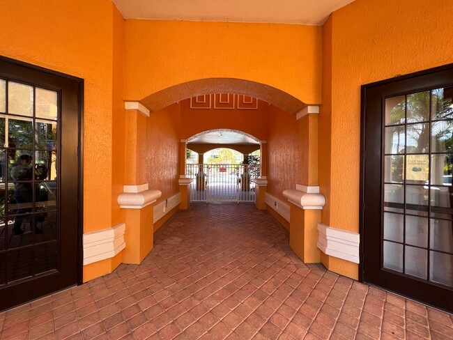 Building Photo - Awesome apartment at Cypress fairway!