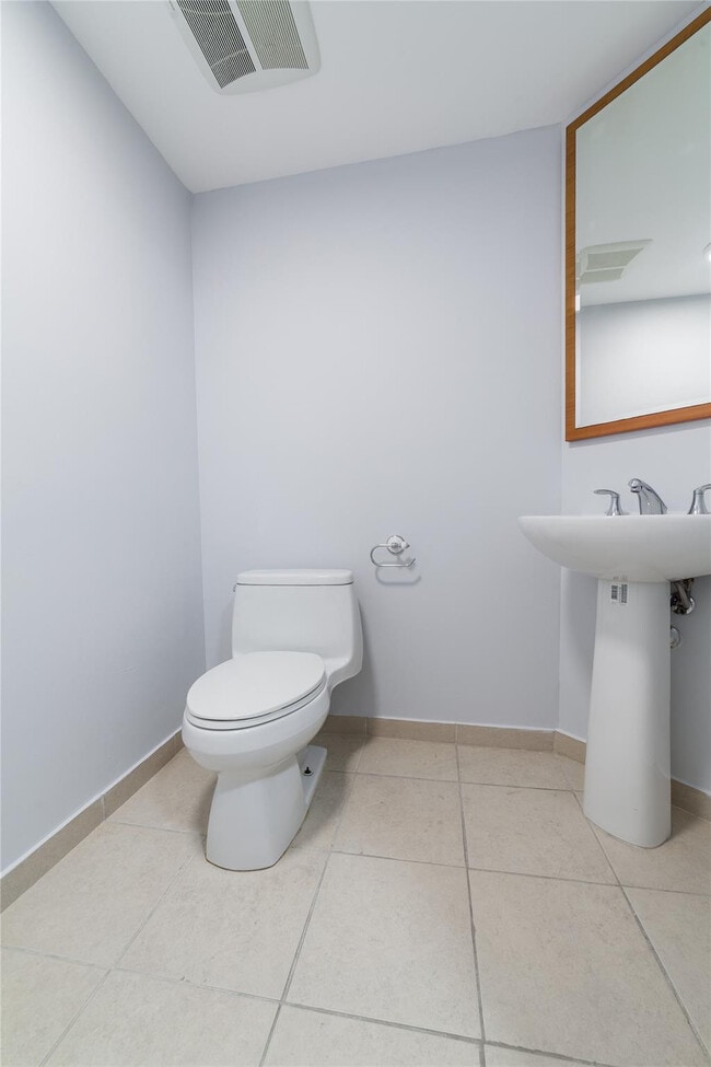 Building Photo - 16699 Collins Ave