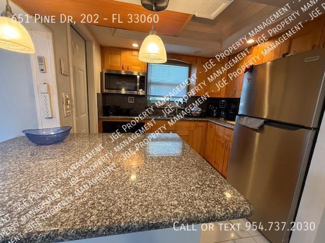Building Photo - 651 Pine Dr