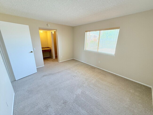 Building Photo - Spacious 3-Bedroom Condo in the Indian Can...