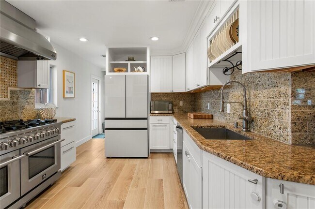 Building Photo - 508 Columbia Dr