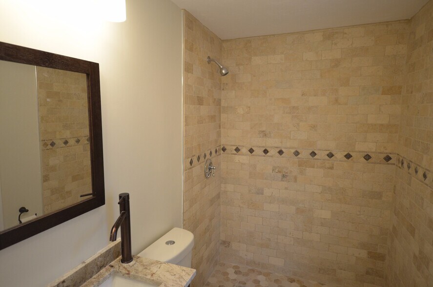 Building Photo - 128 Brooks St