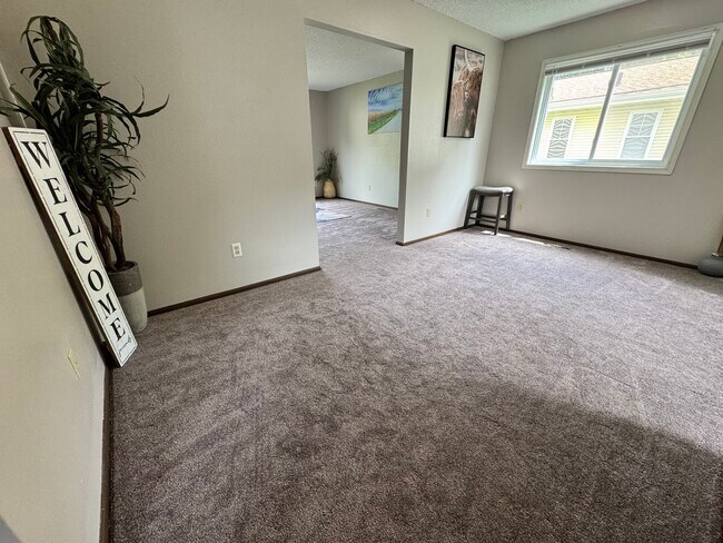 Building Photo - 3 bed, 1.5 bath duplex for rent in Cedar Falls