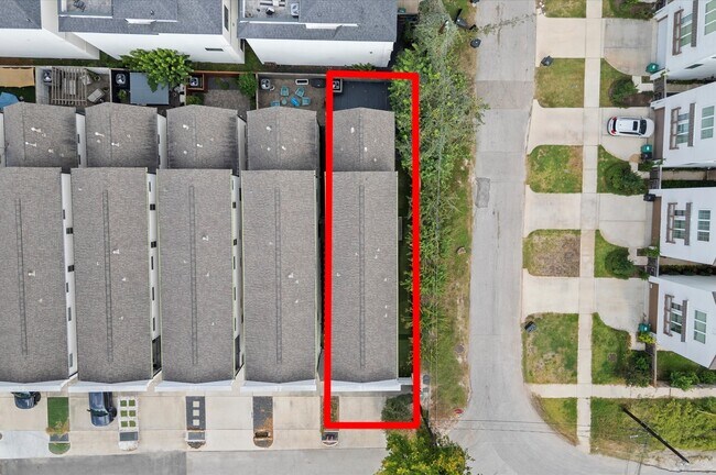 Building Photo - 1902 W 25th St