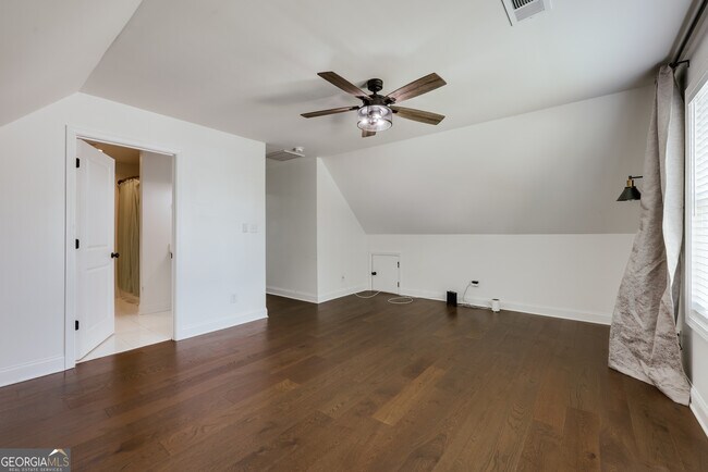 Building Photo - 499 Little Oak St