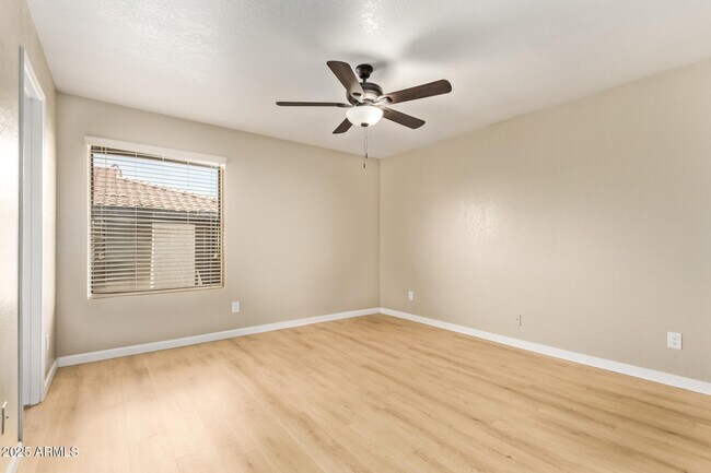 Building Photo - 1402 E Guadalupe Rd