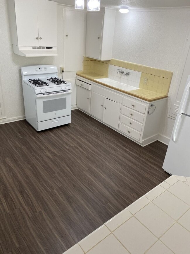 Building Photo - 1 BR, 1 Bath, 690 sq. ft. Victorian Unit - Close to Ferry Terminal