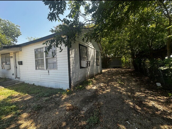Building Photo - 3 bedroom/1 bathroom House In Copperas Cove