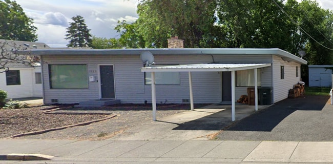 Building Photo - Welcome to this Charming 3 bedroom, 2 bath...