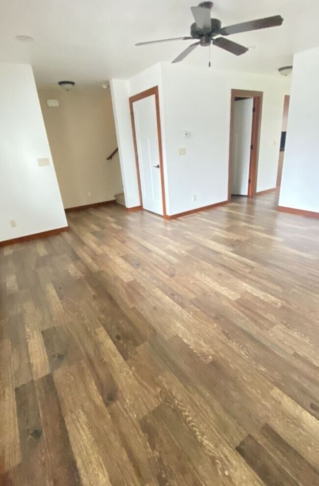 Building Photo - Spacious 3 bedroom 2.5 bath Post Falls Duplex