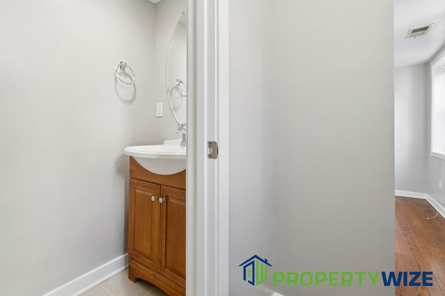 Building Photo - 303 S Washington St