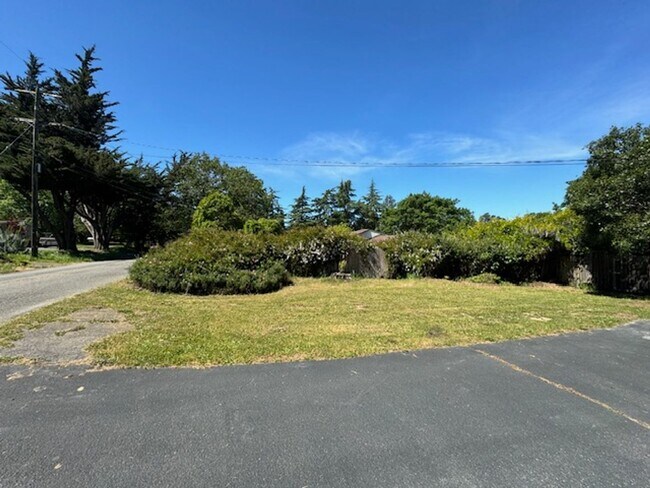 Building Photo - Beautiful 3 Bedroom, 1.5 Bath Home Available Soon!