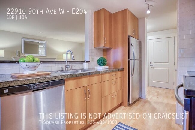 Building Photo - Beautifully Updated 1 Bedroom Condo w/Priv...
