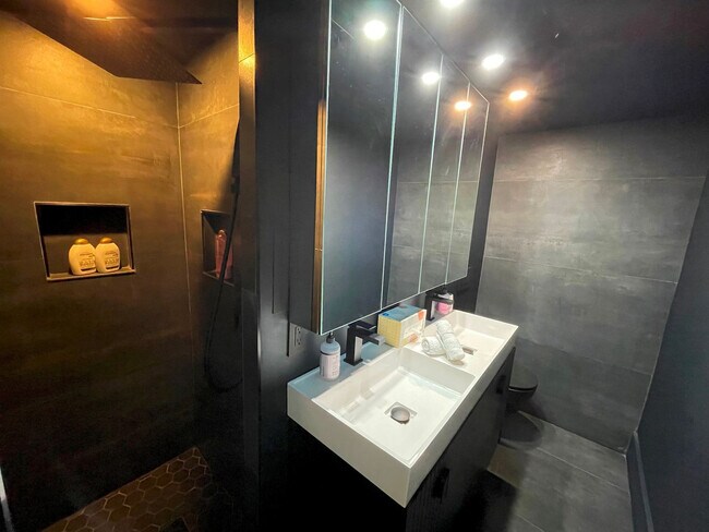 Building Photo - 825 Jimmy Buffett Mem Hwy