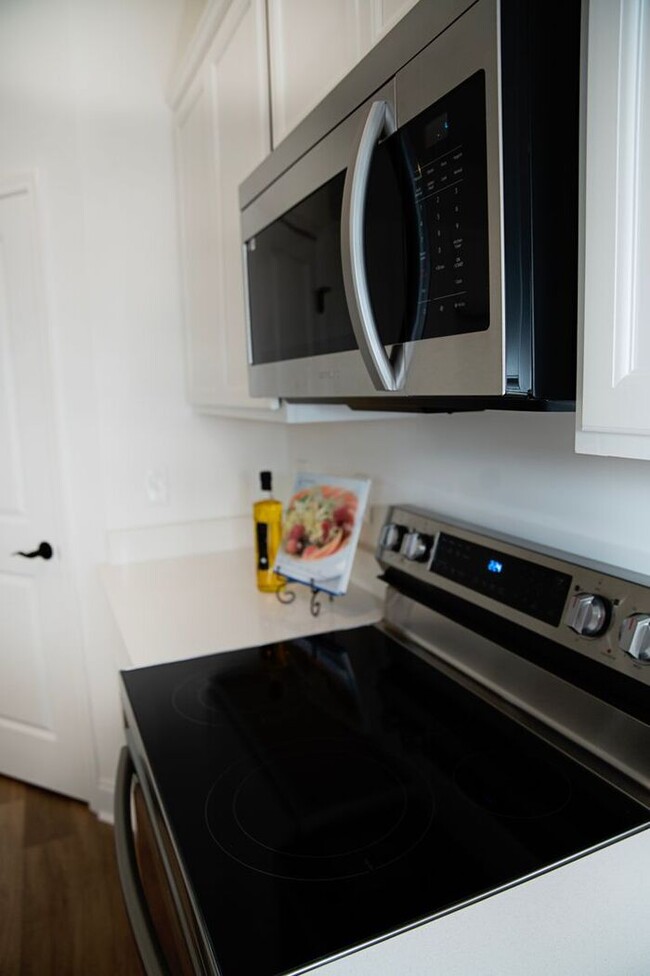 Building Photo - Modern Townhome for Rent!