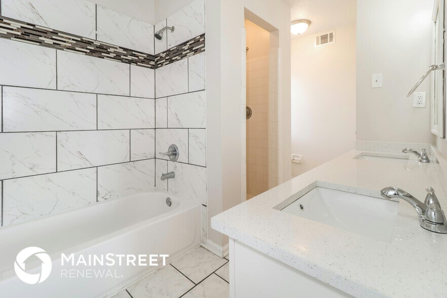 Building Photo - 7250 N Old Farm Rd